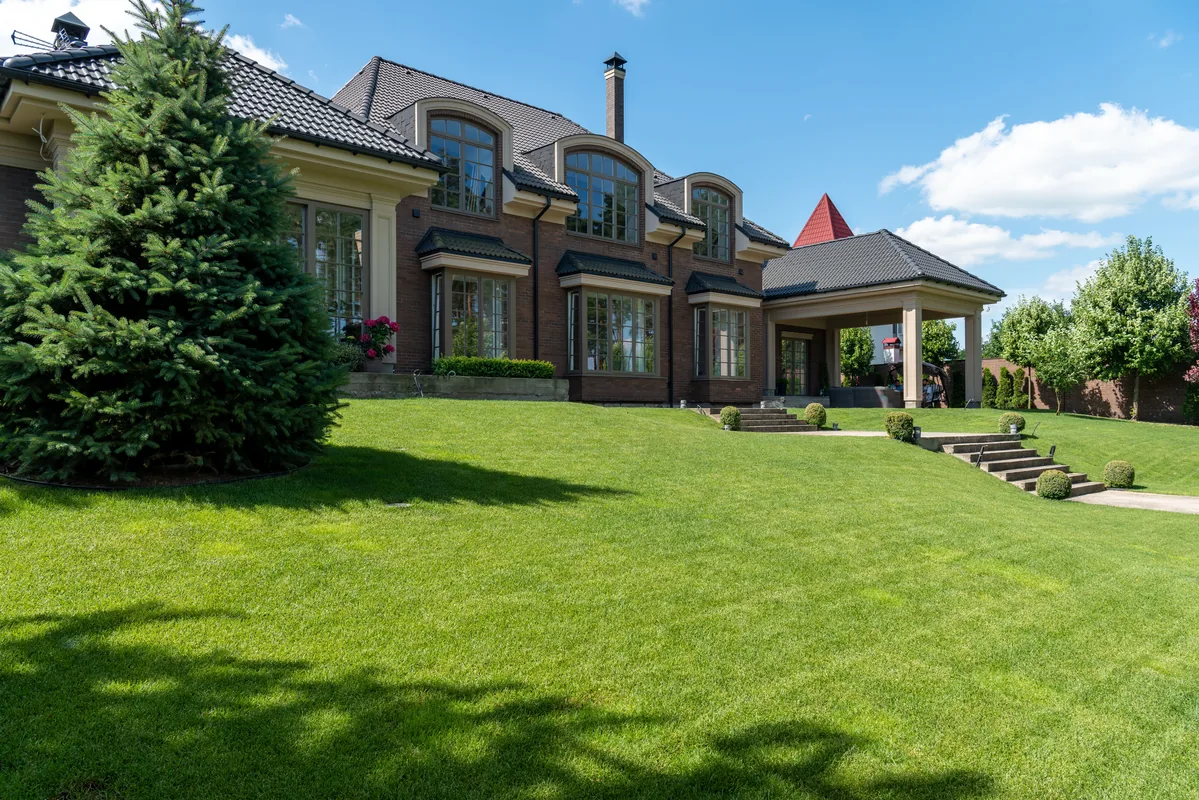Large professionally maintained residential grounds